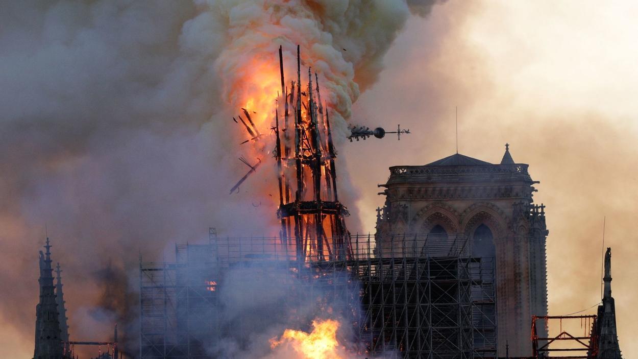 A-notre-dame-fire-paris